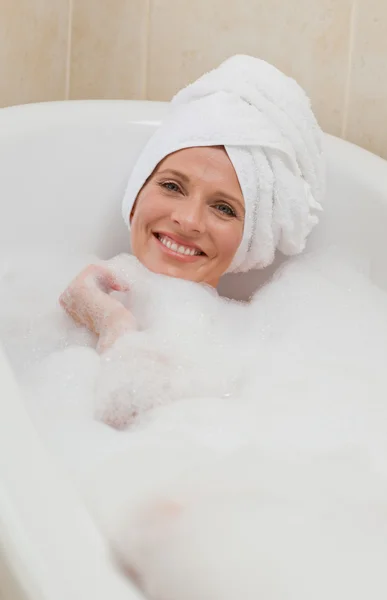 그녀의 머리에 수건으로 목욕 하는 여 자가 아름 — 스톡 사진