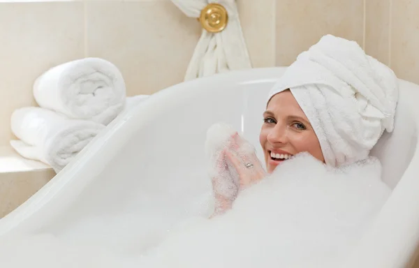 Linda mulher tomando um banho com uma toalha na cabeça — Fotografia de Stock