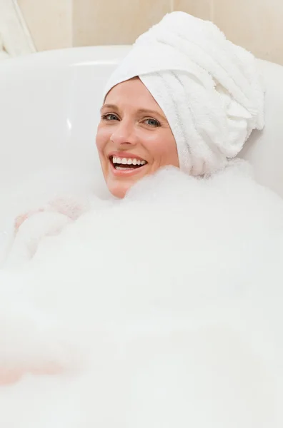 素敵な女性の彼女の頭の上にタオルで浴室を取っています。 — ストック写真