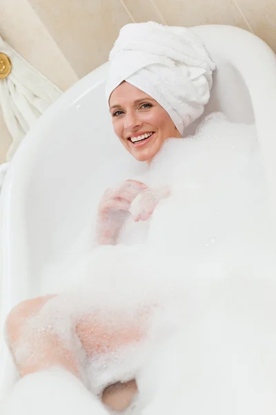 Szép nő vesz egy fürdőt, egy törülközőt, a fején — Stock Fotó
