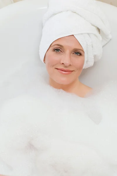 可爱的女人，在她头上用一条毛巾洗个澡 — 图库照片