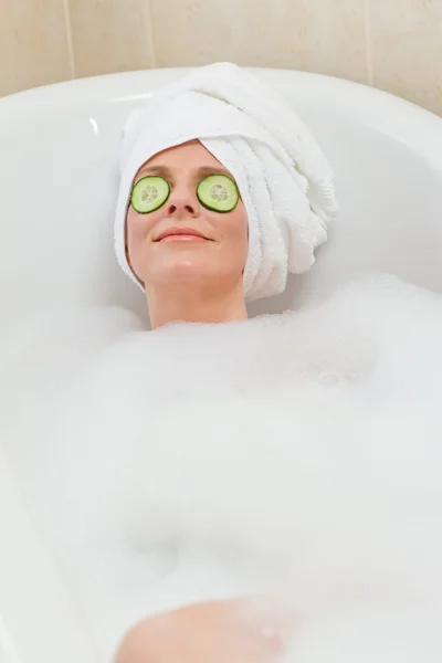 Entspannte Frau badet mit Handtuch auf dem Kopf — Stockfoto