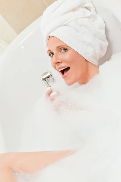 Charmante femme prenant un bain avec une serviette sur la tête — Photo