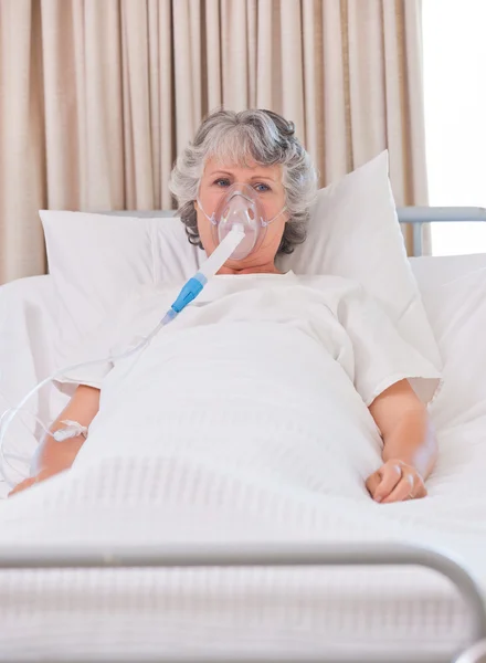 Starší žena s její dýchací přístroj — Stock fotografie