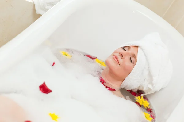 Ładna kobieta kąpieli relaksujący ręcznik na głowie — Zdjęcie stockowe
