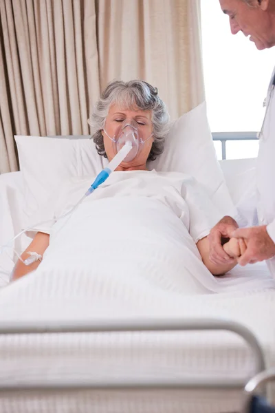 Senior doctor with his sick patient — Stock Photo, Image