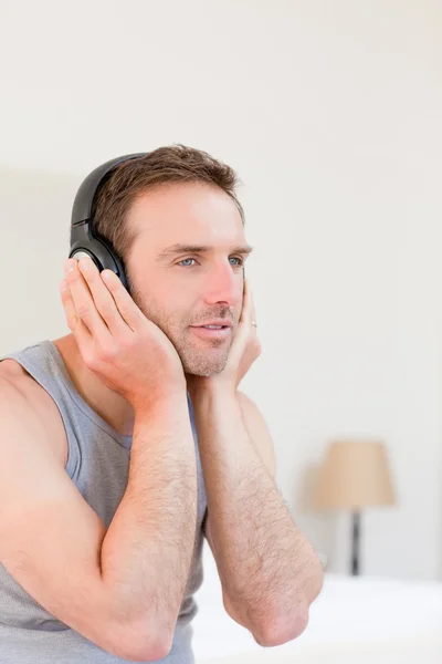 Красивий чоловік слухає якусь музику — стокове фото