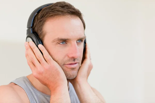 Pohledný muž poslouchat nějakou hudbu — Stock fotografie
