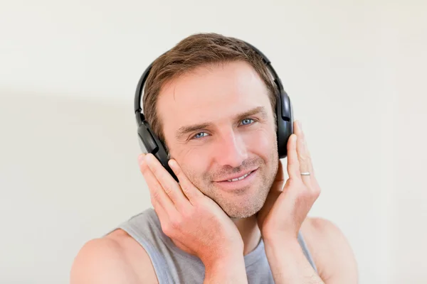 Bonito homem a ouvir música — Fotografia de Stock