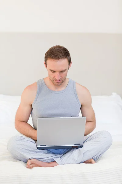 Человек, работающий над своим ноутбуком дома — стоковое фото
