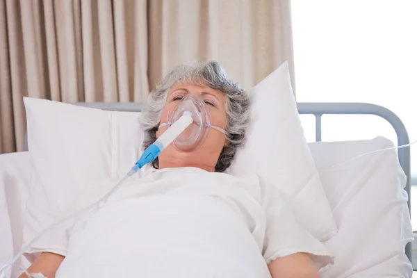 Starszy kobieta z jej respirator — Zdjęcie stockowe