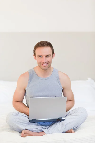 Чоловік працює на ноутбуці вдома — стокове фото
