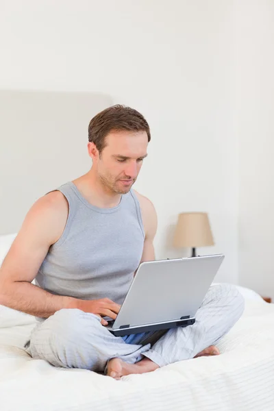 집에서 노트북으로 일하는 사람 — 스톡 사진