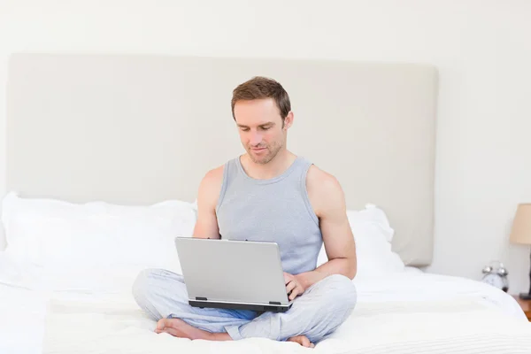 Egy férfi dolgozik otthon a laptopján. — Stock Fotó