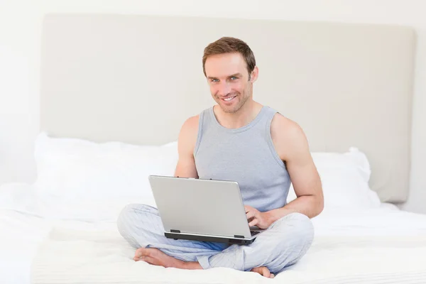 Człowiek pracujący nad laptopem w domu — Zdjęcie stockowe