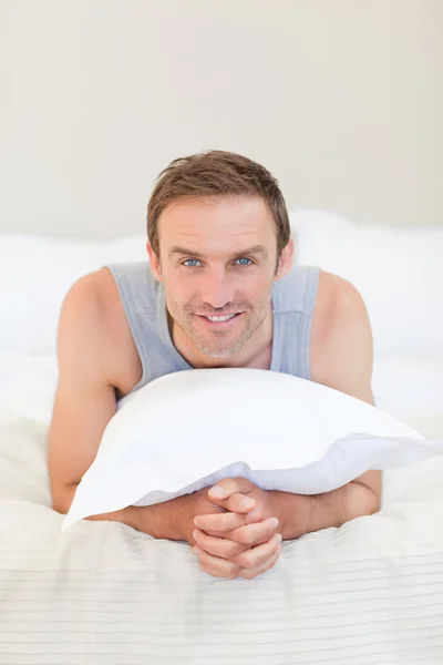 Hombre acostado en su cama — Foto de Stock