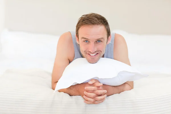 Мужчина лежит на кровати — стоковое фото