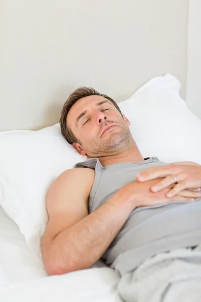 Spal na posteli muž — Stock fotografie