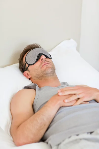 Hombre durmiendo en su cama —  Fotos de Stock