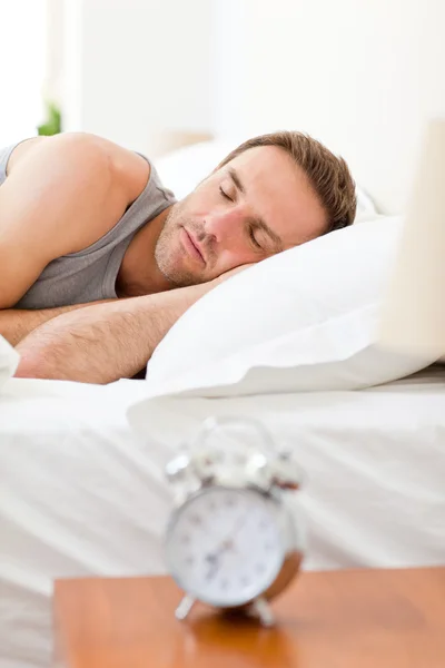 Χαλαρωτικό άνθρωπος στον ύπνο στο κρεβάτι του — Φωτογραφία Αρχείου