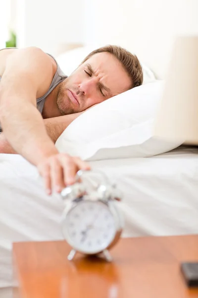 Muž se probudí ve své posteli — Stock fotografie