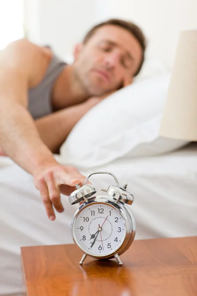 Homem acordando em sua cama — Fotografia de Stock