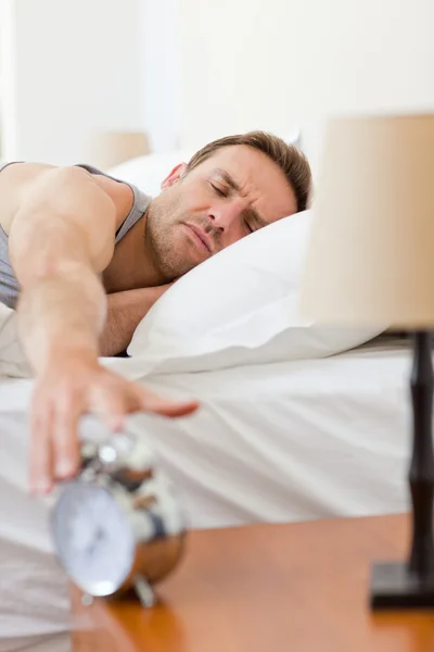그의 침대에서 깨어난 남자 — 스톡 사진