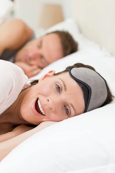 Bella coppia sdraiata nel loro letto — Foto Stock