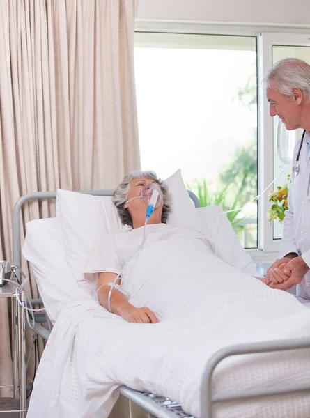 Medico senior con il suo paziente malato — Foto Stock