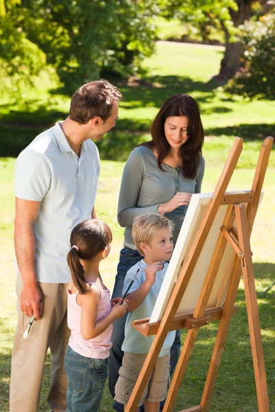 Pintura familiar juntos en el parque —  Fotos de Stock