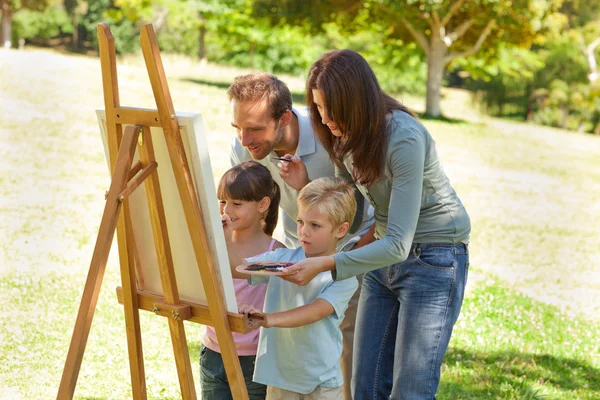 Pintura familiar juntos no parque — Fotografia de Stock