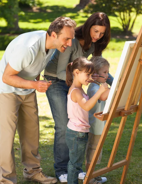 Οικογενειακή ζωγραφική μαζί στο πάρκο — Φωτογραφία Αρχείου