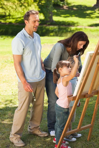 Parkta birlikte aile boyama — Stok fotoğraf