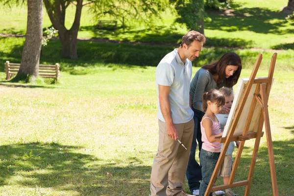 Rodinné malířství v parku — Stock fotografie