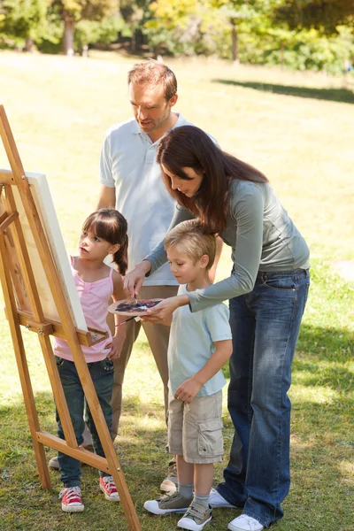 Familjen målning tillsammans i parken — Stockfoto