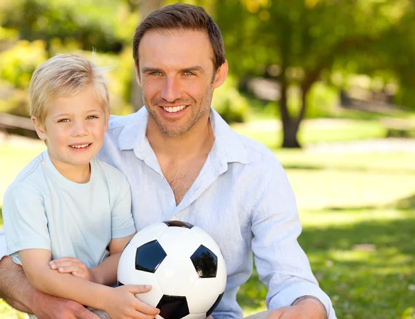 Ojciec z synem po meczu piłki nożnej — Zdjęcie stockowe