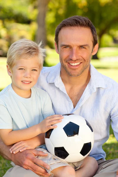 Ο πατέρας με το γιο του μετά από ένα παιχνίδι ποδοσφαίρου — Φωτογραφία Αρχείου