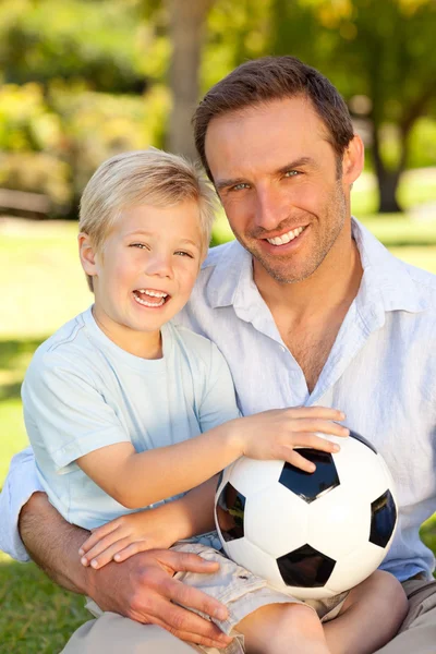 Far med sin son efter en fotbollsmatch — Stockfoto
