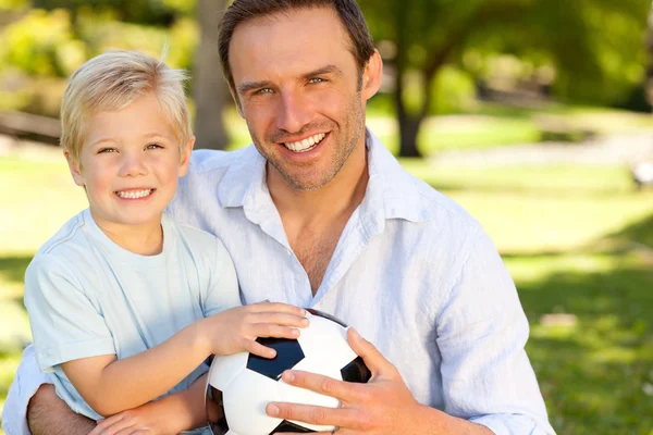 Батько з сином після футбольної гри — стокове фото