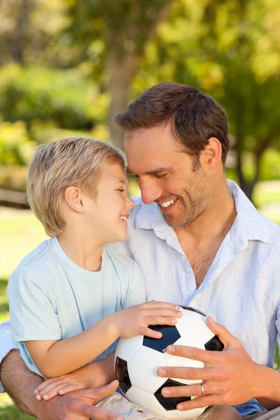 Vader met zijn zoon na een voetbalwedstrijd — Stockfoto