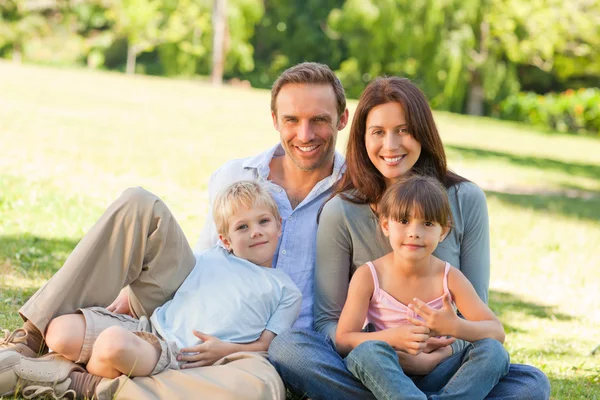 Family sitting in the park — Stock Photo, Image