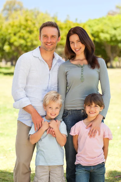 Portret van een familie in het park — Stockfoto