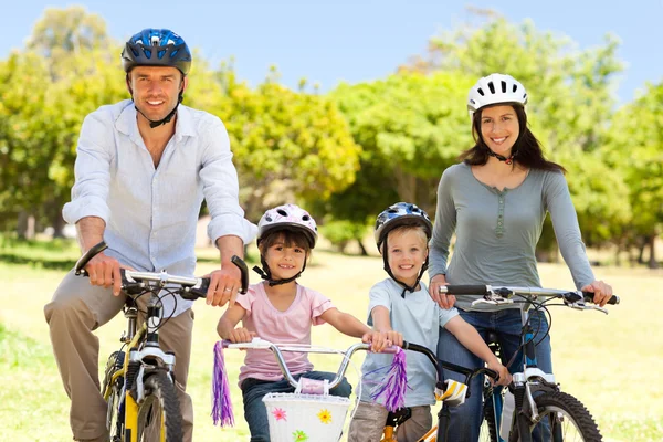 Familj med sina cyklar — Stockfoto