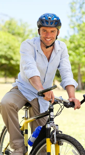 Man med sin cykel — Stockfoto