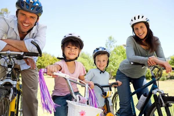 Семья с велосипедами — стоковое фото