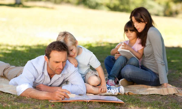 Family in the park together — Stock Photo, Image