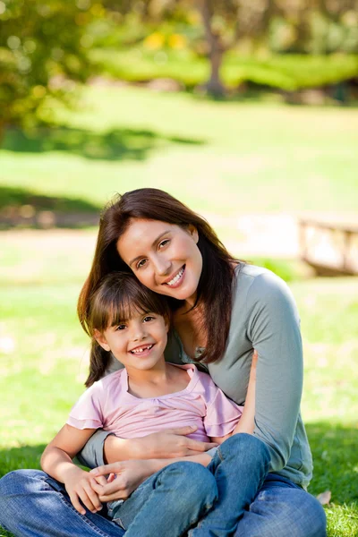 公園で彼女の娘と一緒に幸せな母 — ストック写真