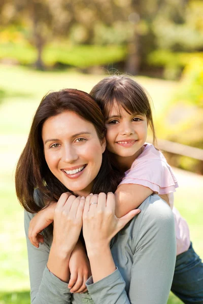 Счастливая мать с дочерью в парке — стоковое фото