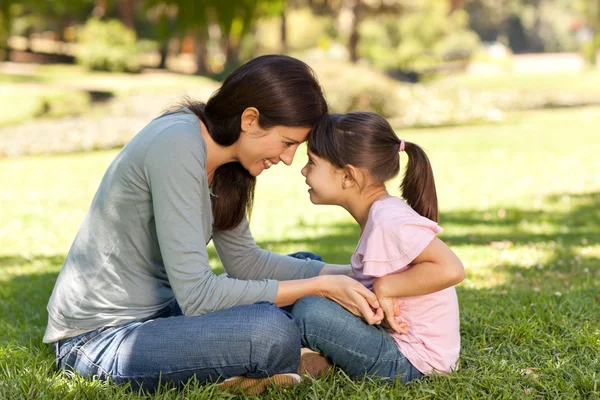 Mutlu anne ile kızını parkta — Stok fotoğraf