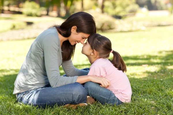 Felice madre con sua figlia nel parco — Foto Stock